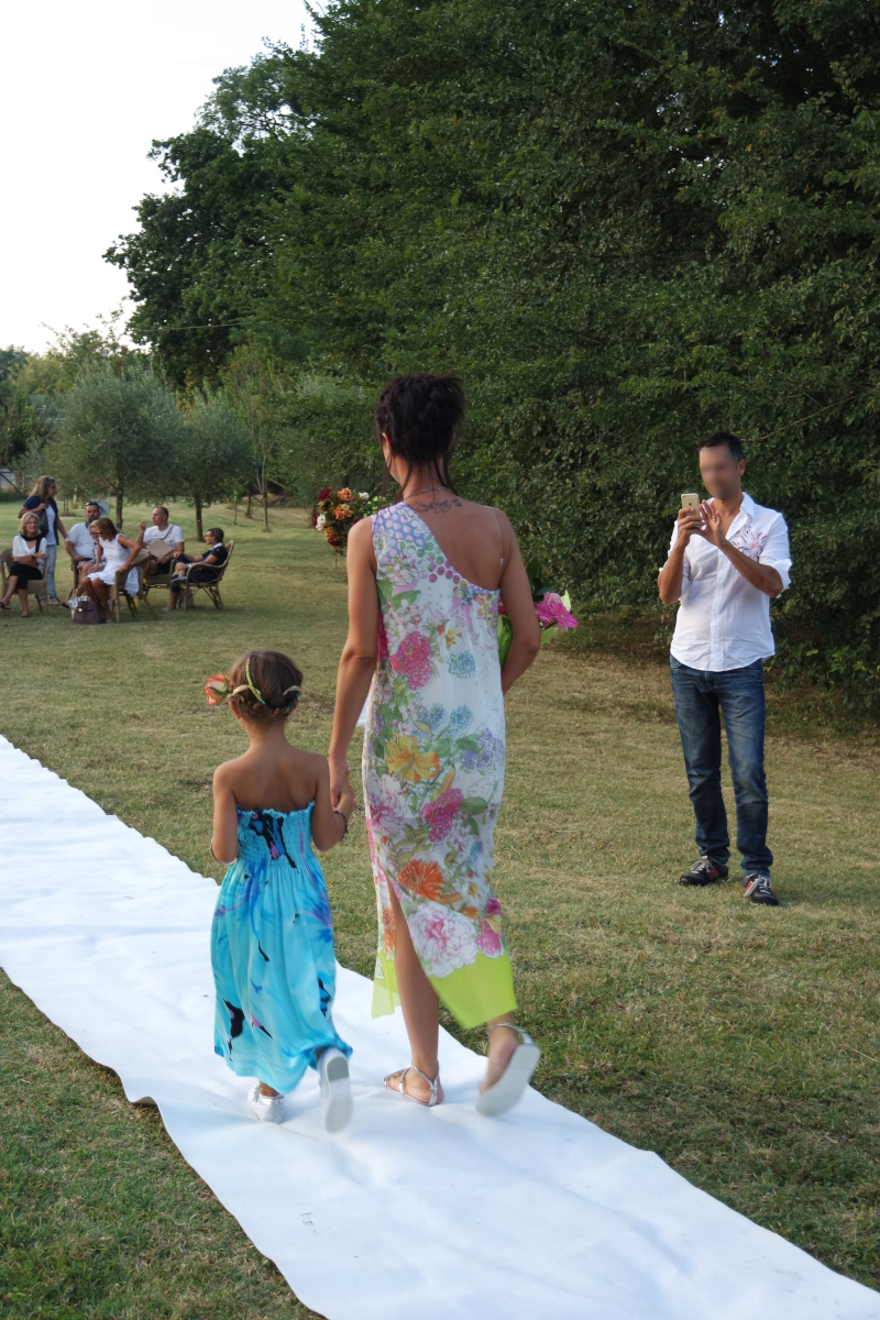 Abito sartoriale modello monospalla collezione Campestre