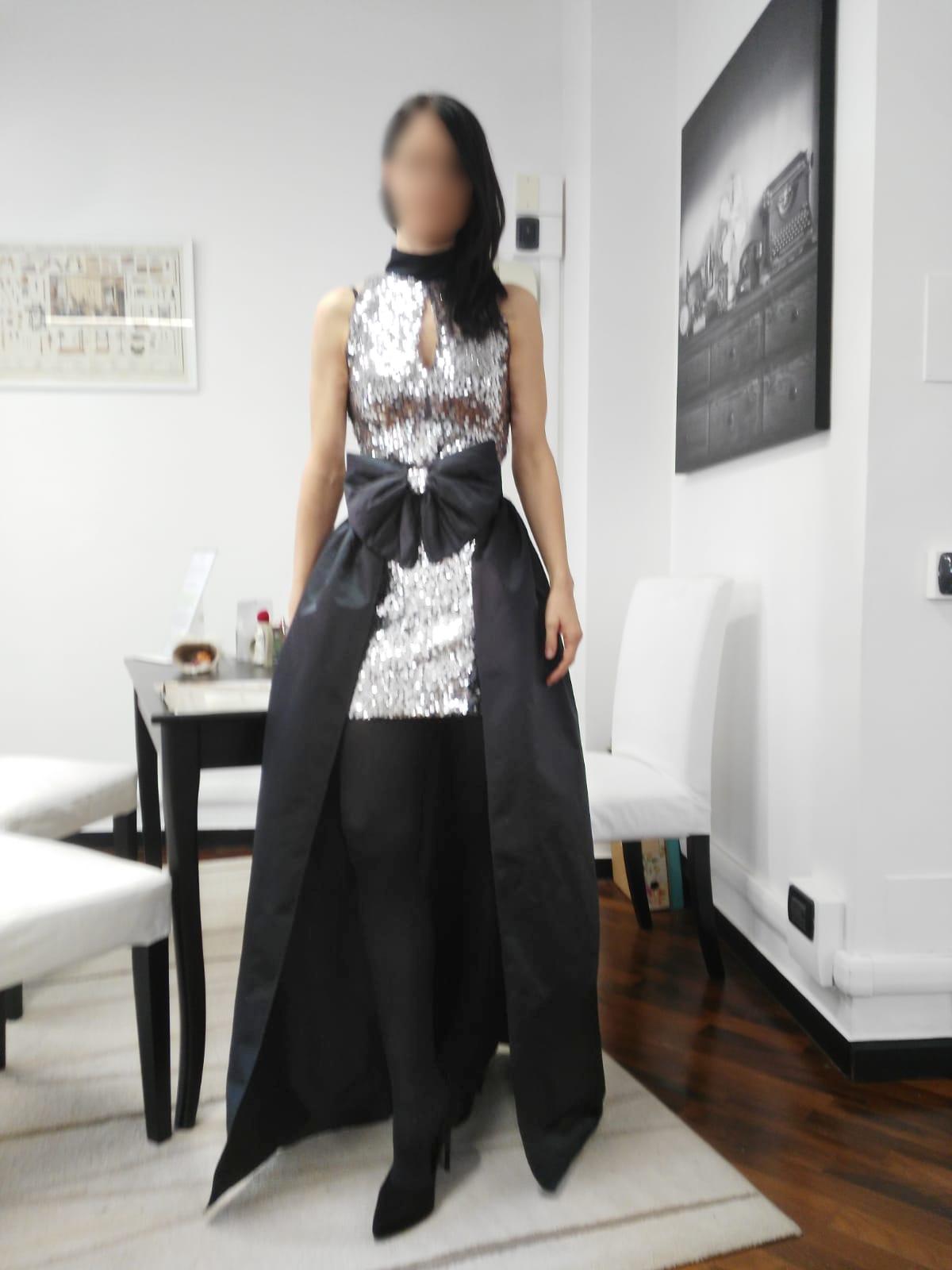 Abito sartoriale paillette, eleganza senza tempo, stile sofisticato, cerimonie e diciottesimi