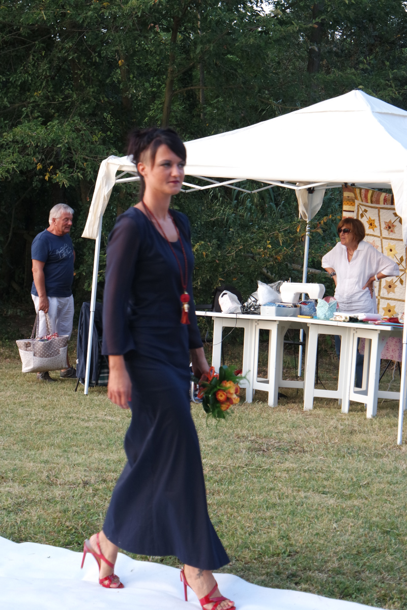 Abito lungo sartoriale in rasatello di cotone con spacco